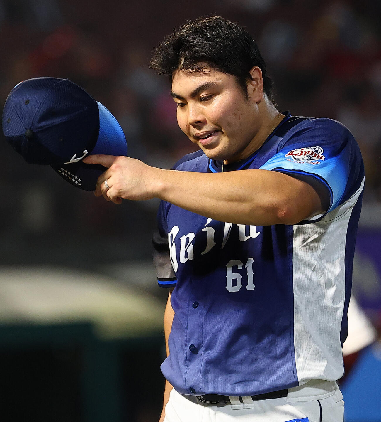 楽天対西武　8回裏を終えベンチに戻る平良海馬（撮影・野上伸悟）