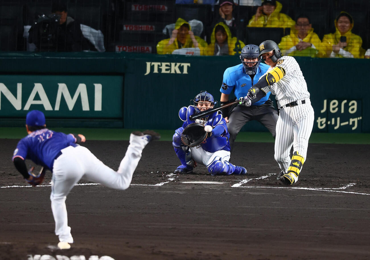 阪神対中日　1回裏阪神2死、森下翔太は左前打を放つ。投手柳裕也(撮影・加藤哉）
