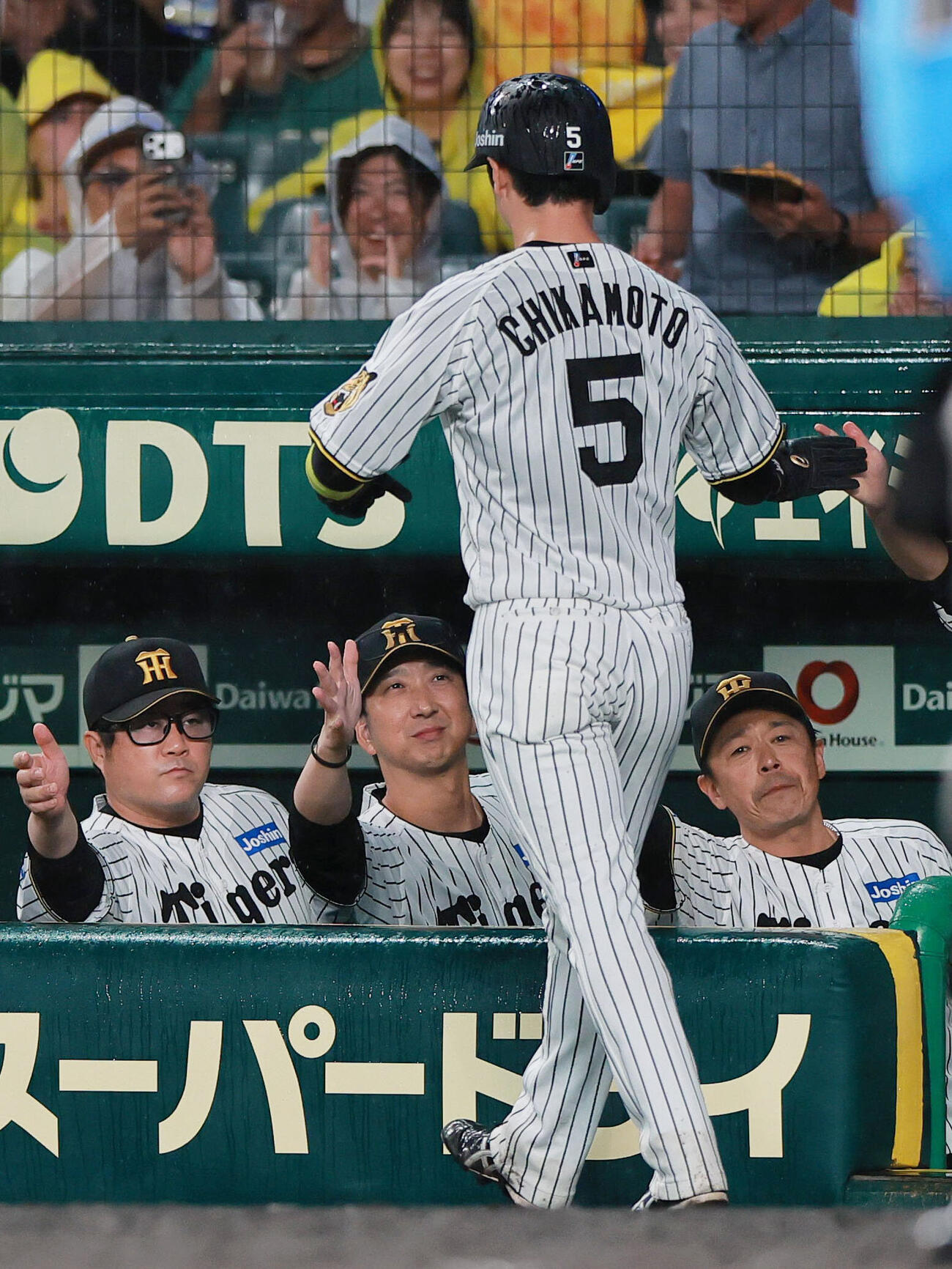 阪神対中日　5回裏阪神1死二塁、森下翔太の適時打で生還した近本光司（手前）を出迎える藤川球児監督（左から2人目）（撮影・上山淳一）
