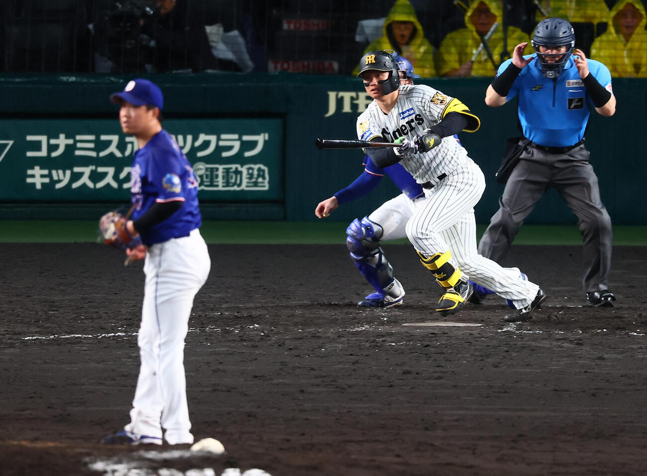 阪神対中日　5回裏阪神1死二塁、森下翔太は同点右前適時打を放つ。投手柳裕也(撮影・加藤哉）