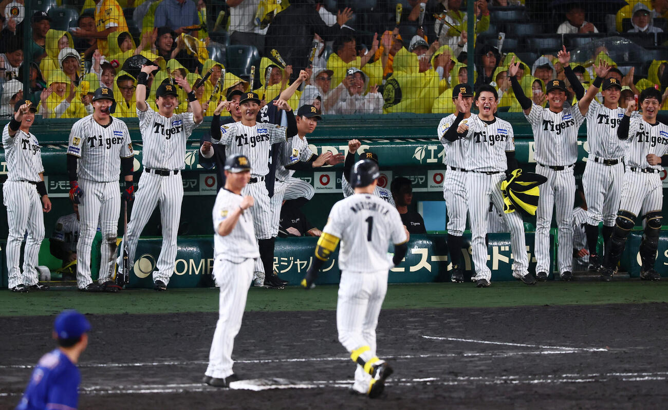 阪神対中日　5回裏阪神1死二塁、森下翔太は同点右前適時打を放ちベンチのナインも笑顔を見せる(撮影・加藤哉）