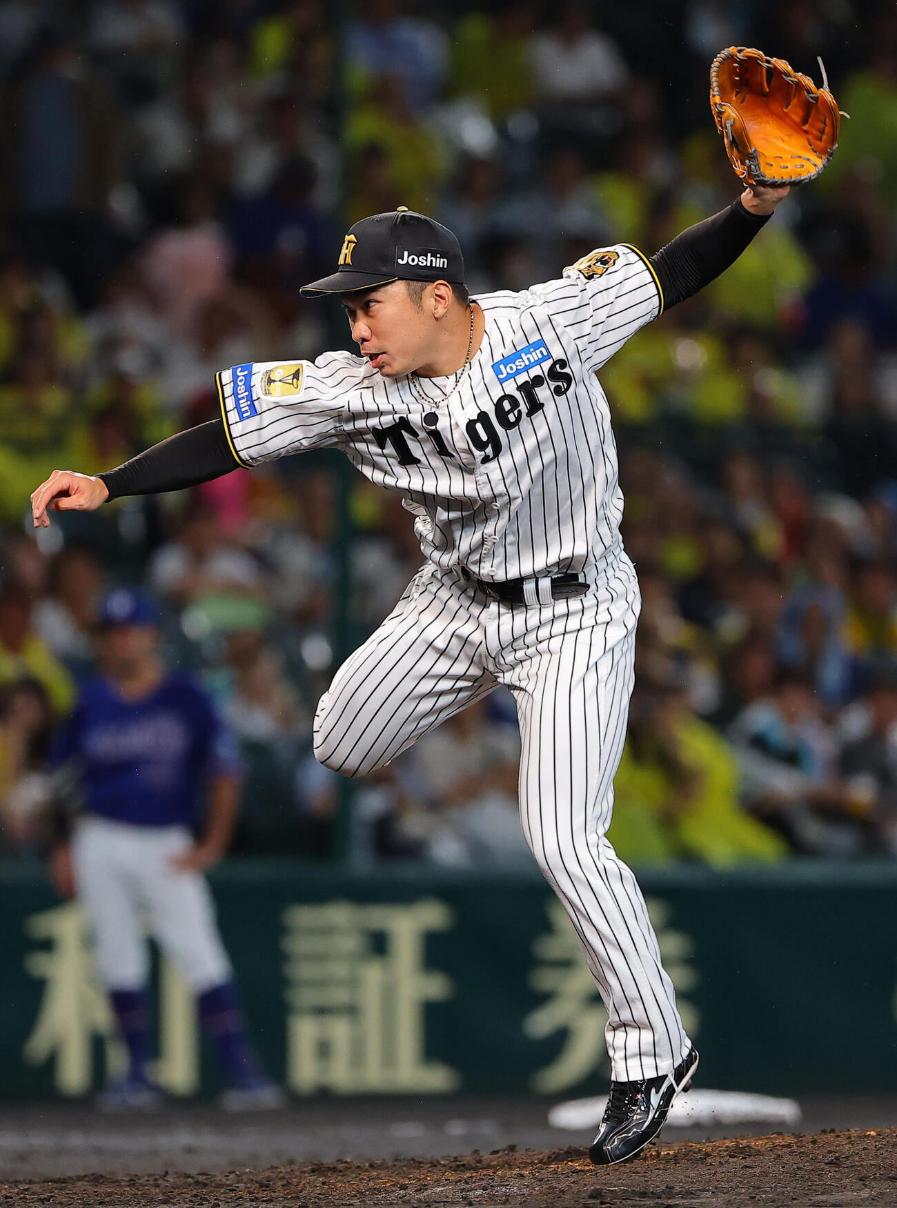 阪神対中日　6回表中日1死一塁、石井大智（左）はミゲル・サノーに2点本塁打を浴びる（撮影・上田博志）