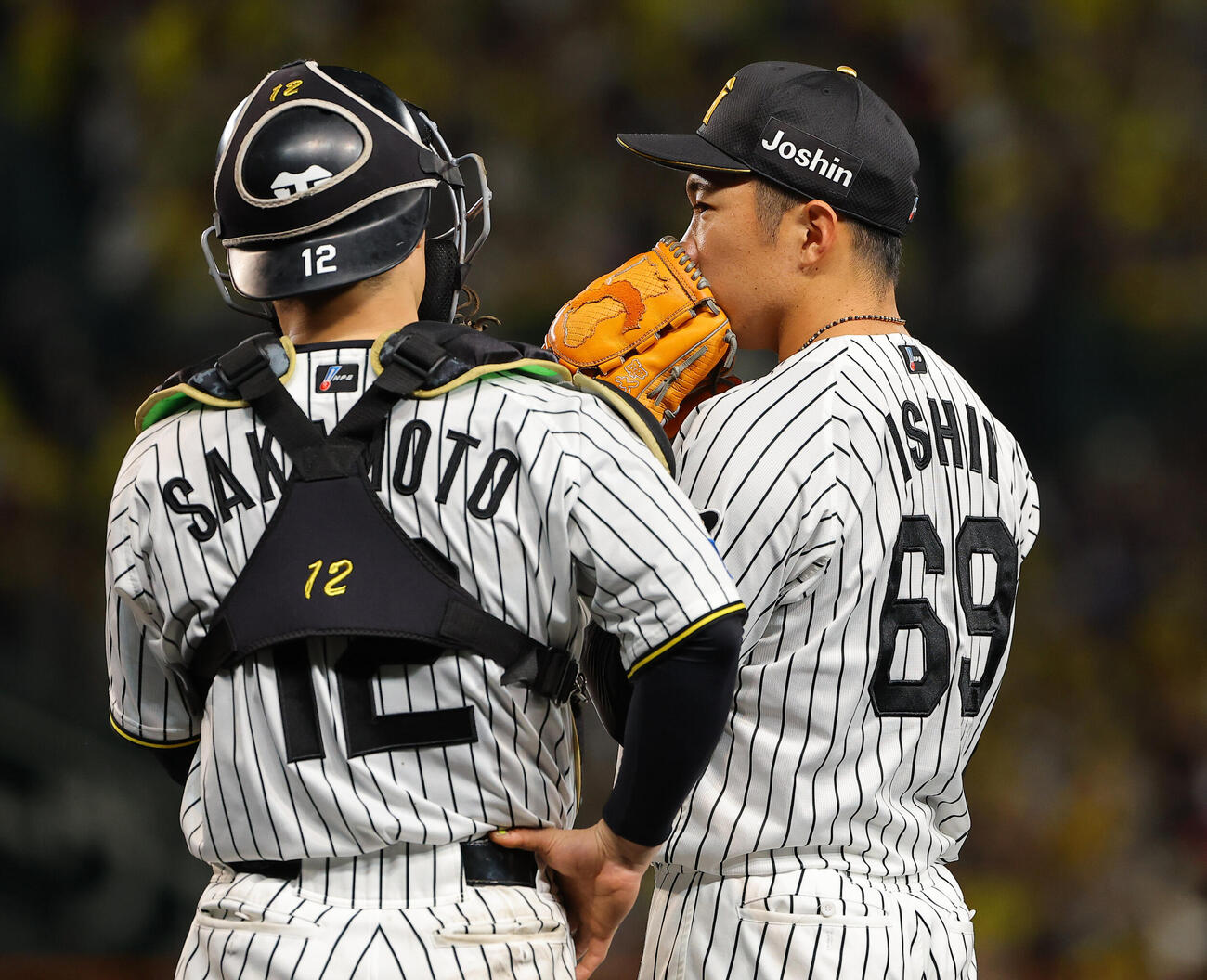 阪神対中日　登板前の石井大智（右）は坂本誠志郎と話をする（撮影・上田博志）