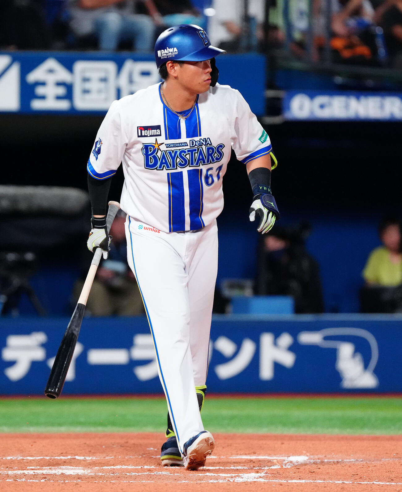 DeNA対巨人　6回裏DeNA1死、死球を受け、平内龍太を見る蝦名達夫（撮影・鈴木みどり）
