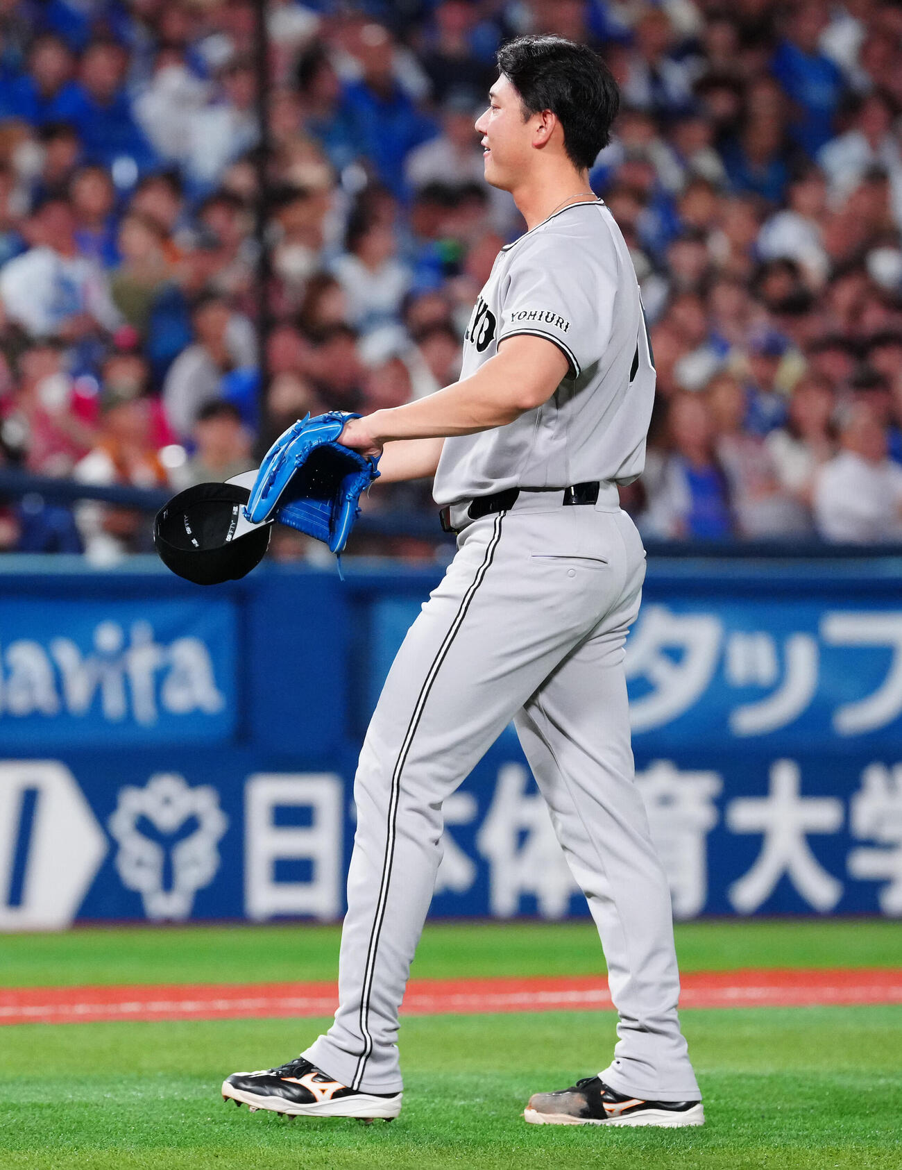 DeNA対巨人　6回裏DeNA1死、蝦名達夫に死球を与え、帽子を脱ぐ平内龍太（撮影・鈴木みどり）