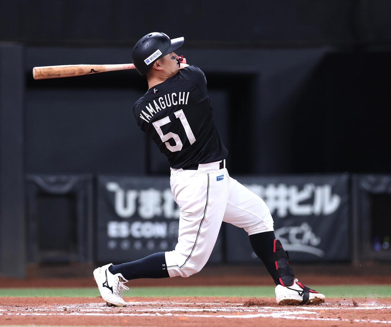 日本ハム対ロッテ　6回表ロッテ2死一塁、2点本塁打を放つ山口航輝（撮影・黒川智章）