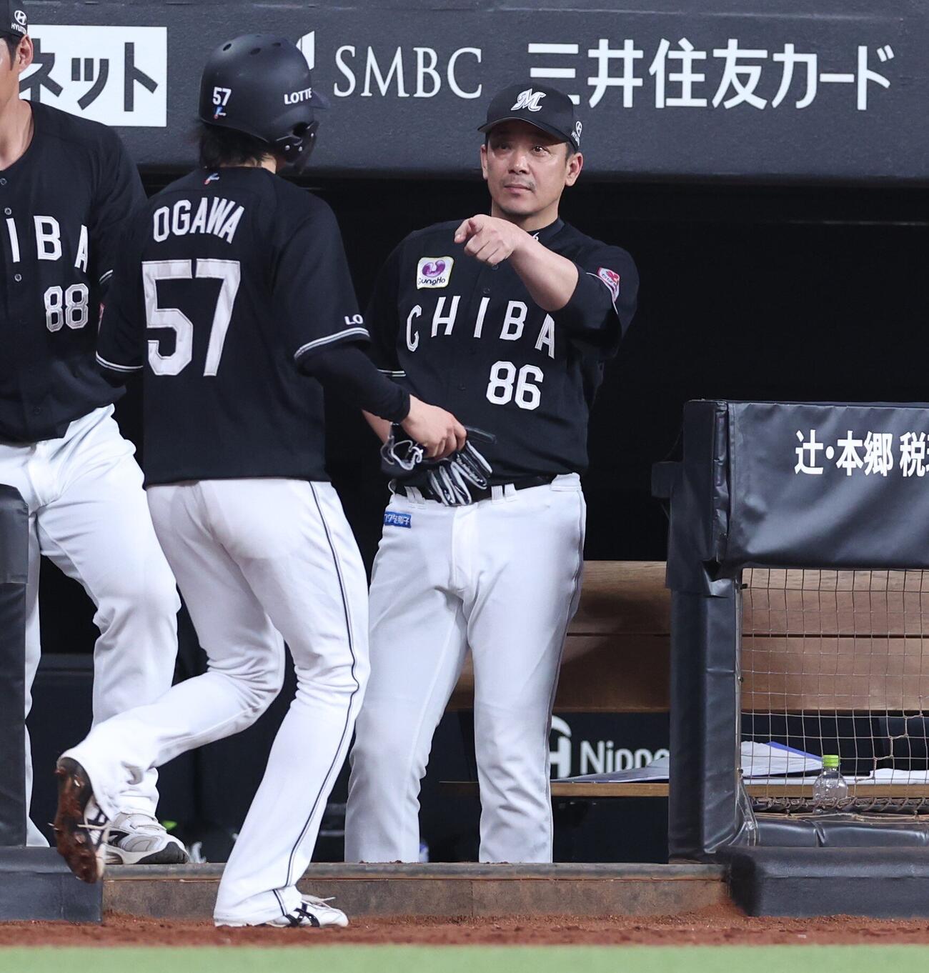 日本ハム対ロッテ　5回表、生還した小川龍成を出迎えるサブロー監督（撮影・黒川智章）