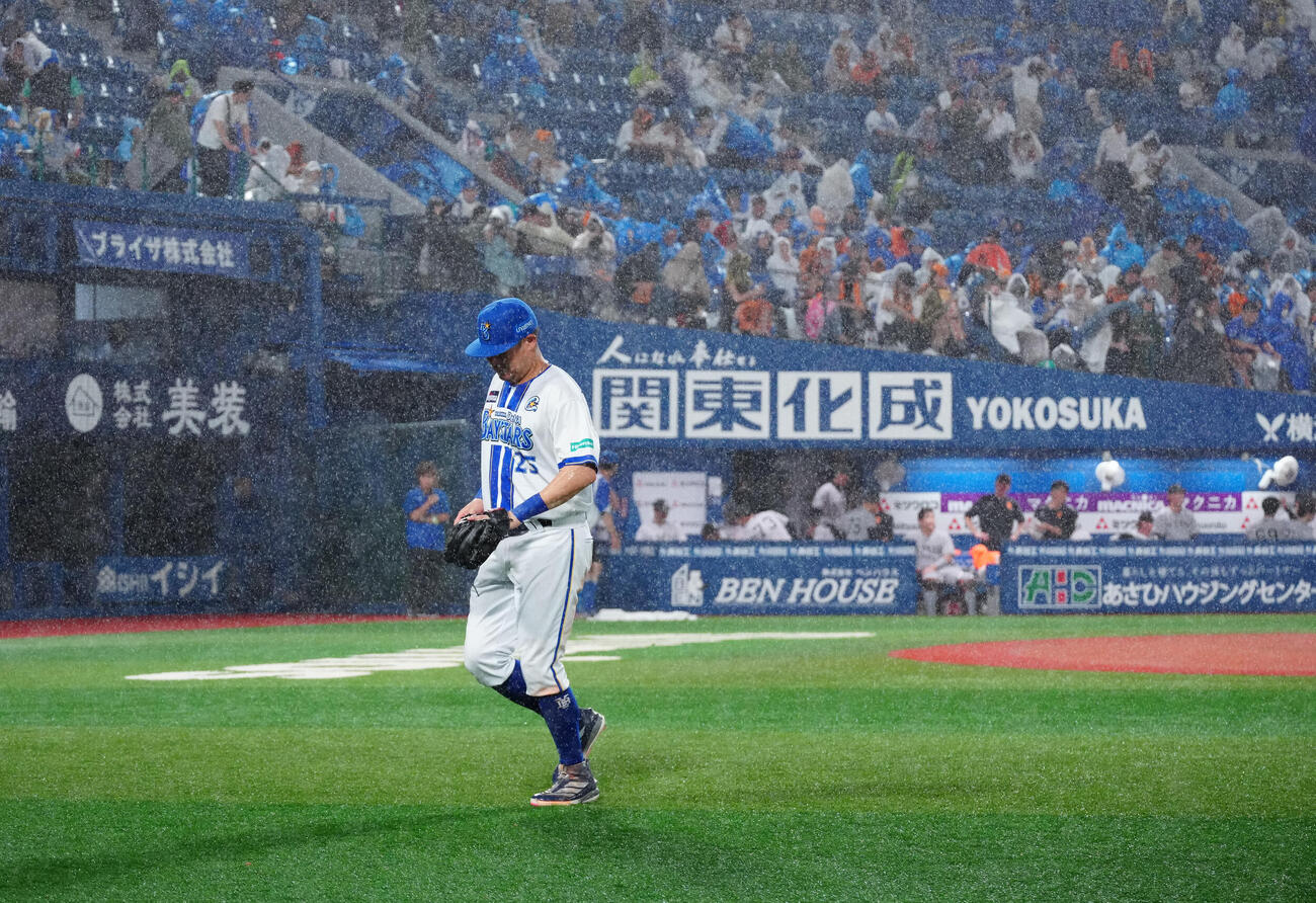 DeNA対巨人　7回表開始前、雨が強まり中断となり、ベンチへ戻るDeNA筒香嘉智（撮影・鈴木みどり）