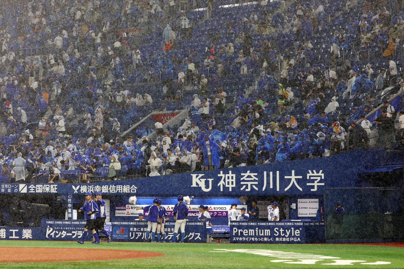 DeNA対巨人　7回表巨人の攻撃前、雨脚が強まり中断となる（撮影・浅見桂子）