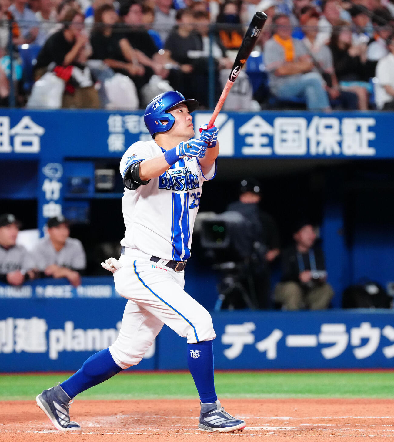 DeNA対巨人　2回裏DeNA無死、日本通算250本塁打となるソロ本塁打を放つ筒香嘉智（撮影・鈴木みどり）