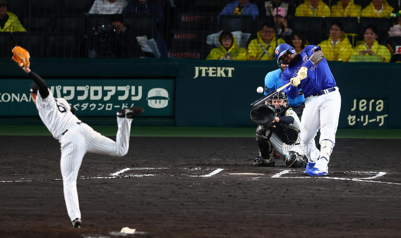阪神対中日　6回表中日1死一塁、ミゲル・サノーは勝ち越し2点左中間越え本塁打を放つ。投手石井大智(撮影・加藤哉）
