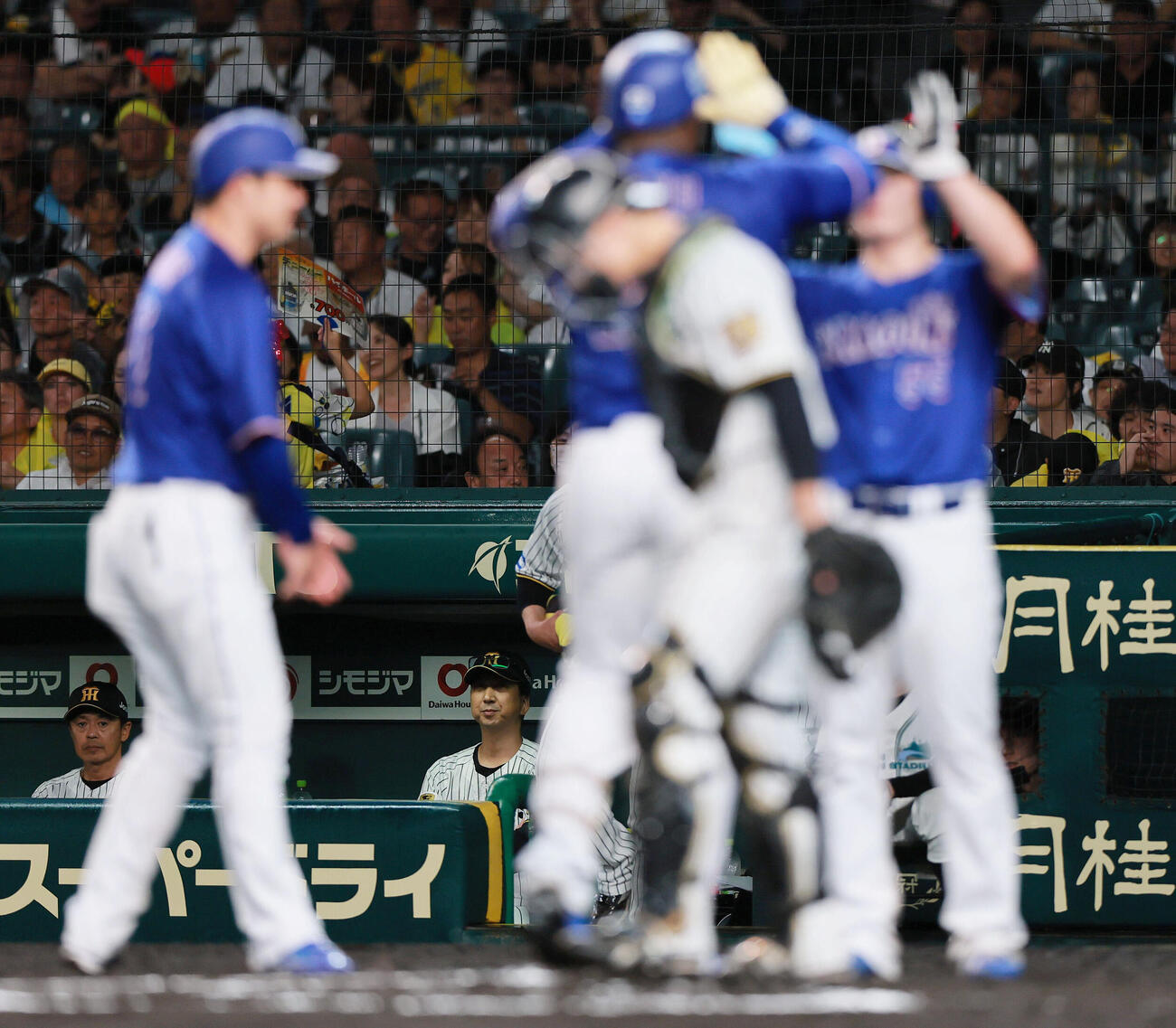 阪神対中日　6回表中日1死一塁、藤川球児監督（中央）はミゲル・サノーに2点本塁打を浴びグラウンドを見つめる（撮影・上山淳一）