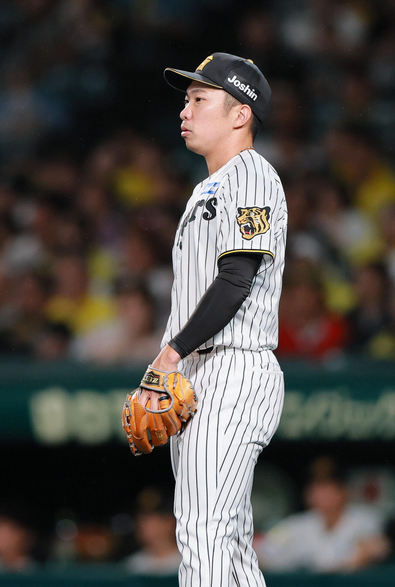 阪神対中日　6回表中日1死一塁、石井大智はミゲル・サノー（手前）に2点本塁打を浴びる（撮影・上山淳一）