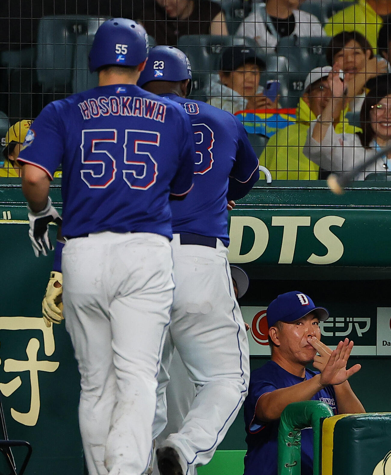 阪神対中日　6回表中日1死一塁、2点本塁打を放ったミゲル・サノー（中央）をベンチで出迎える井上一樹監督（撮影・上田博志）