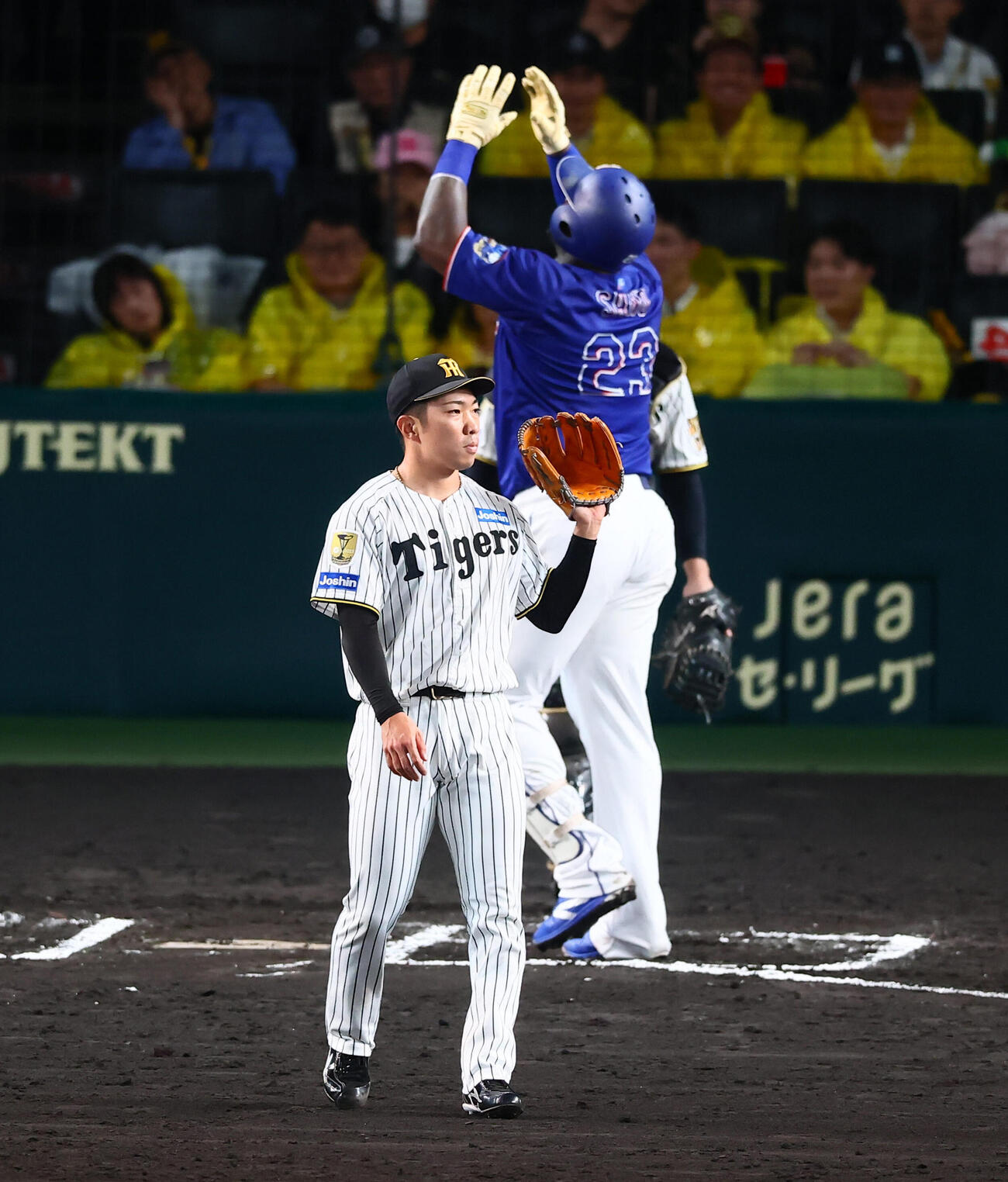 阪神対中日　6回表中日1死一塁、石井大智はミゲル・サノーに左中間越えに勝ち越しの2点本塁打を浴びる(撮影・加藤哉）