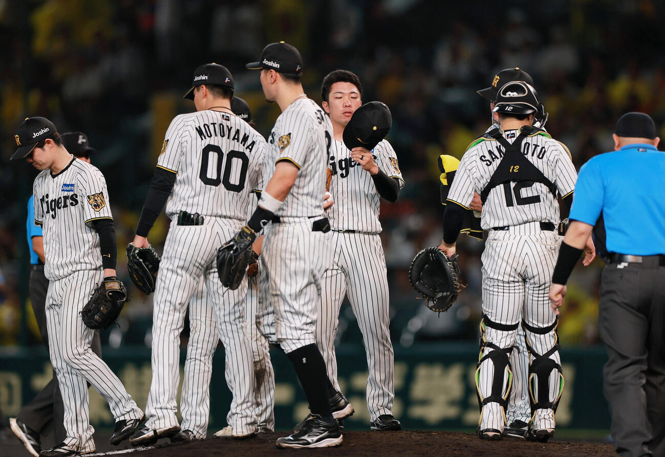 阪神対中日　6回表中日1死一塁、石井大智（中央）はミゲル・サノーに2点本塁打を浴びる（撮影・上山淳一）