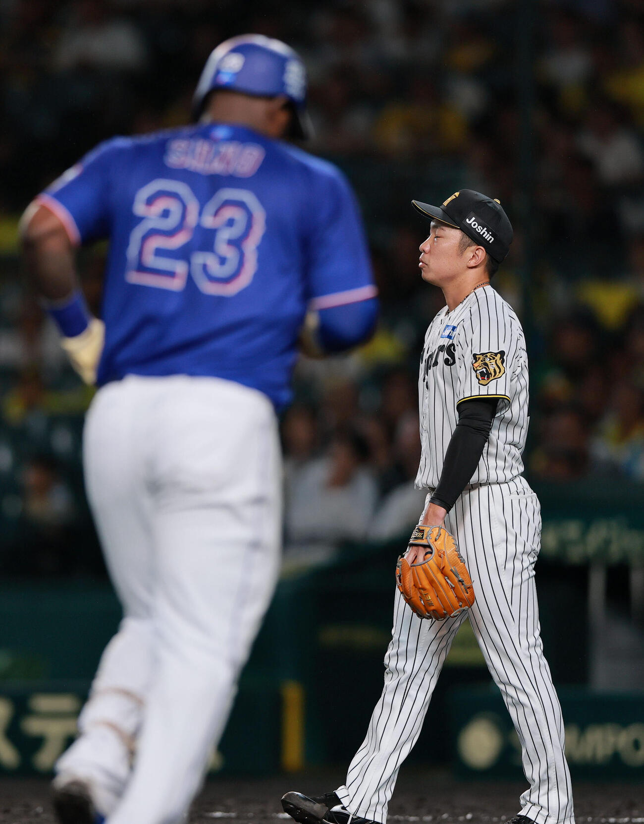 阪神対中日　6回表中日1死一塁、石井大智はミゲル・サノー（手前）に2点本塁打を浴びる（撮影・上山淳一）