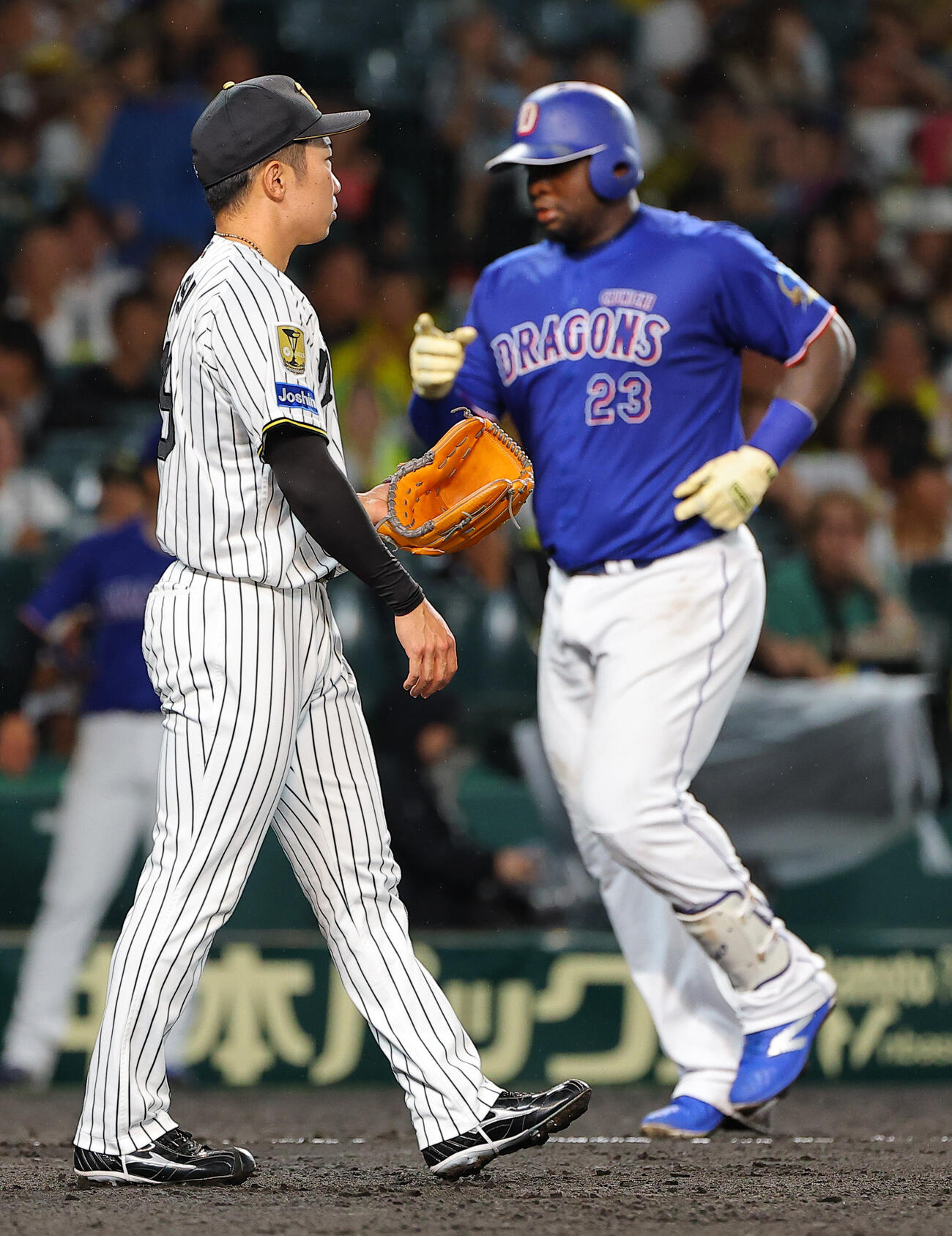 阪神対中日　6回表中日1死一塁、石井大智（左）はミゲル・サノーに2点本塁打を浴びる（撮影・上田博志）