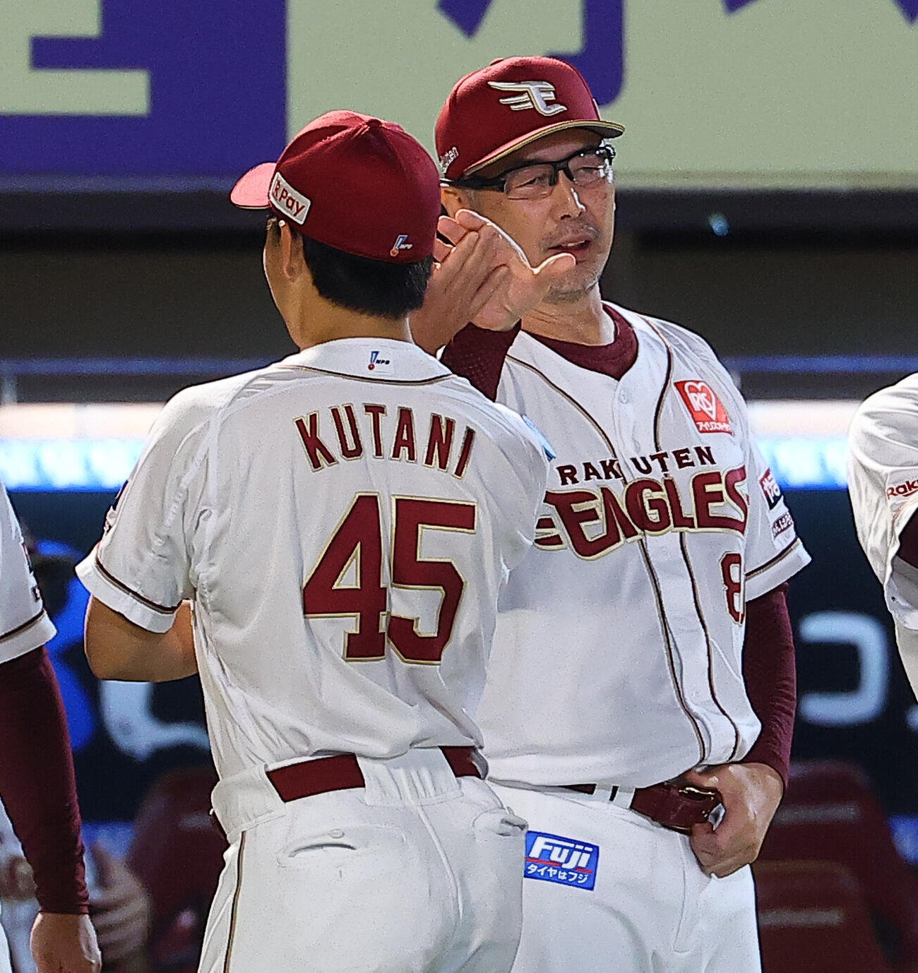 楽天対西武　勝利し、九谷竜とハイタッチする楽天吉井理人監督（撮影・野上伸悟）