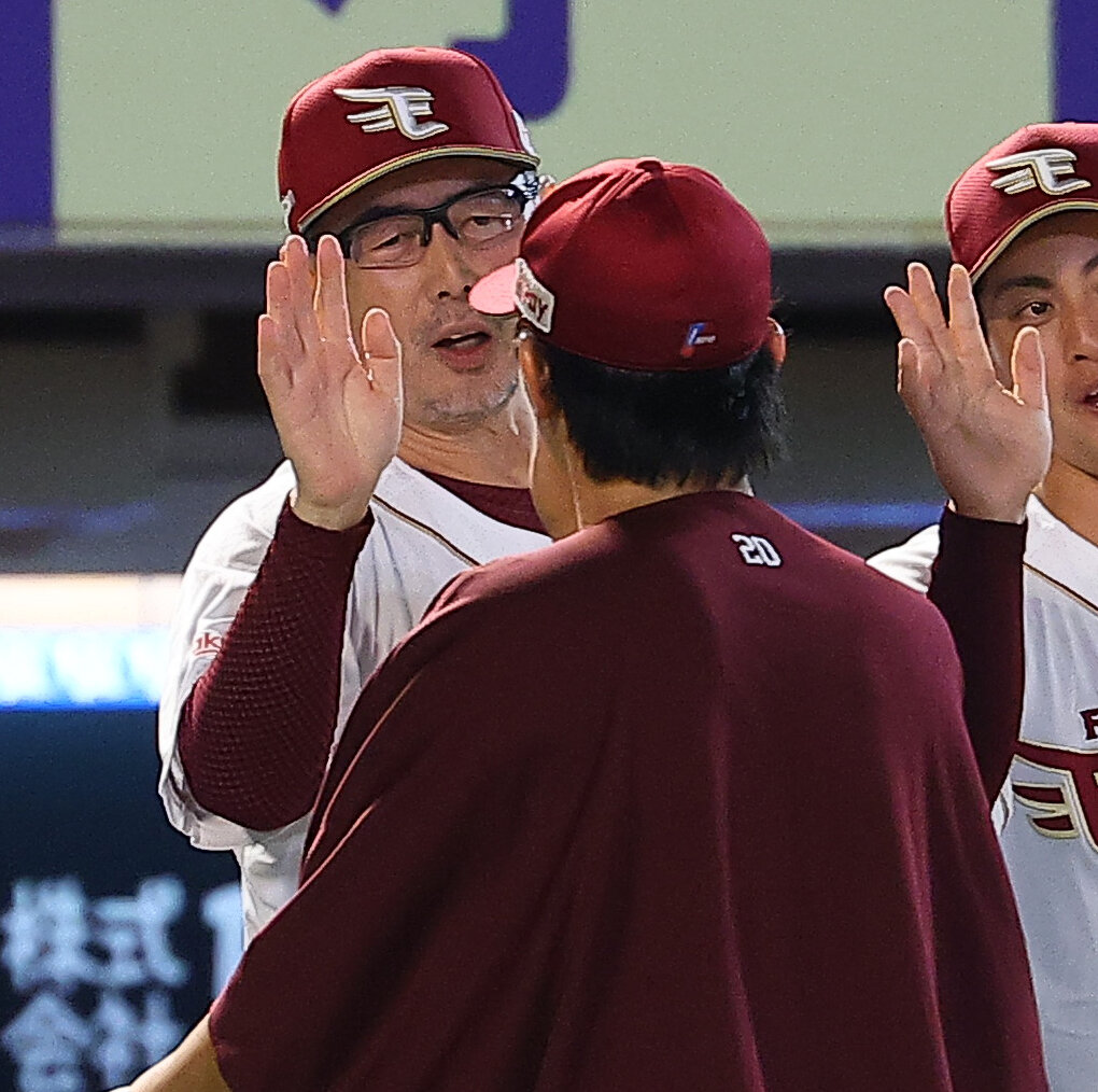 楽天対西武　勝利し、伊藤樹とハイタッチする楽天吉井理人監督（撮影・野上伸悟）