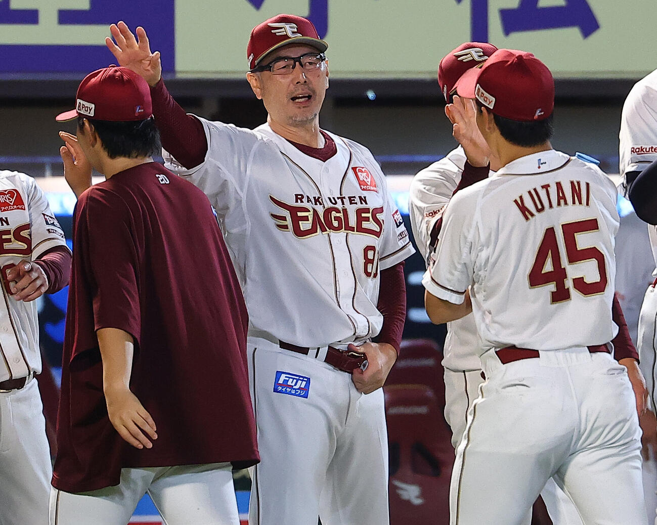 楽天対西武　勝利し、手前左から伊藤樹、九谷瑠らを出迎える楽天吉井理人監督（撮影・野上伸悟）