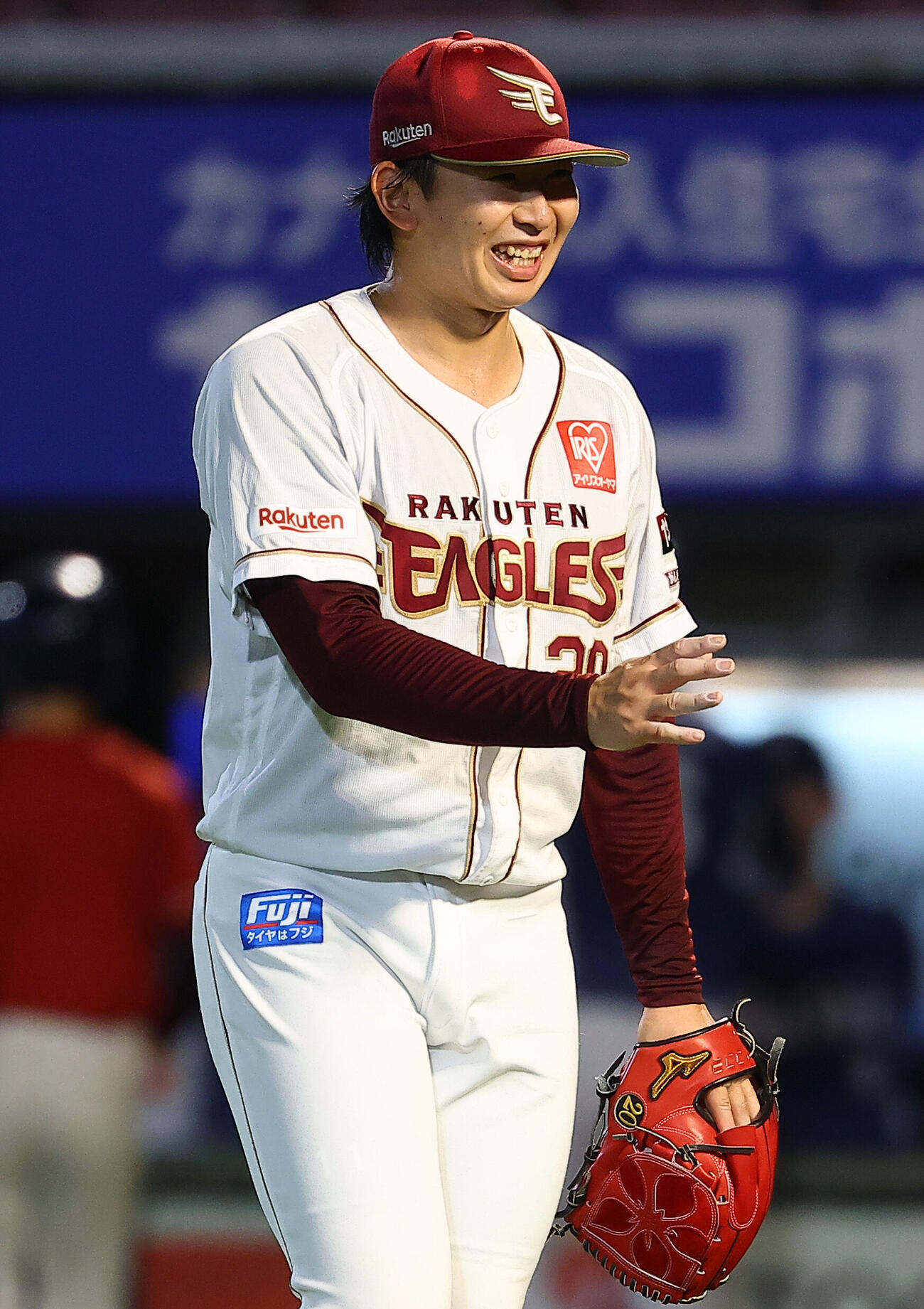 楽天対西武　3回表を抑え笑顔をみせる楽天伊藤樹（撮影・野上伸悟）