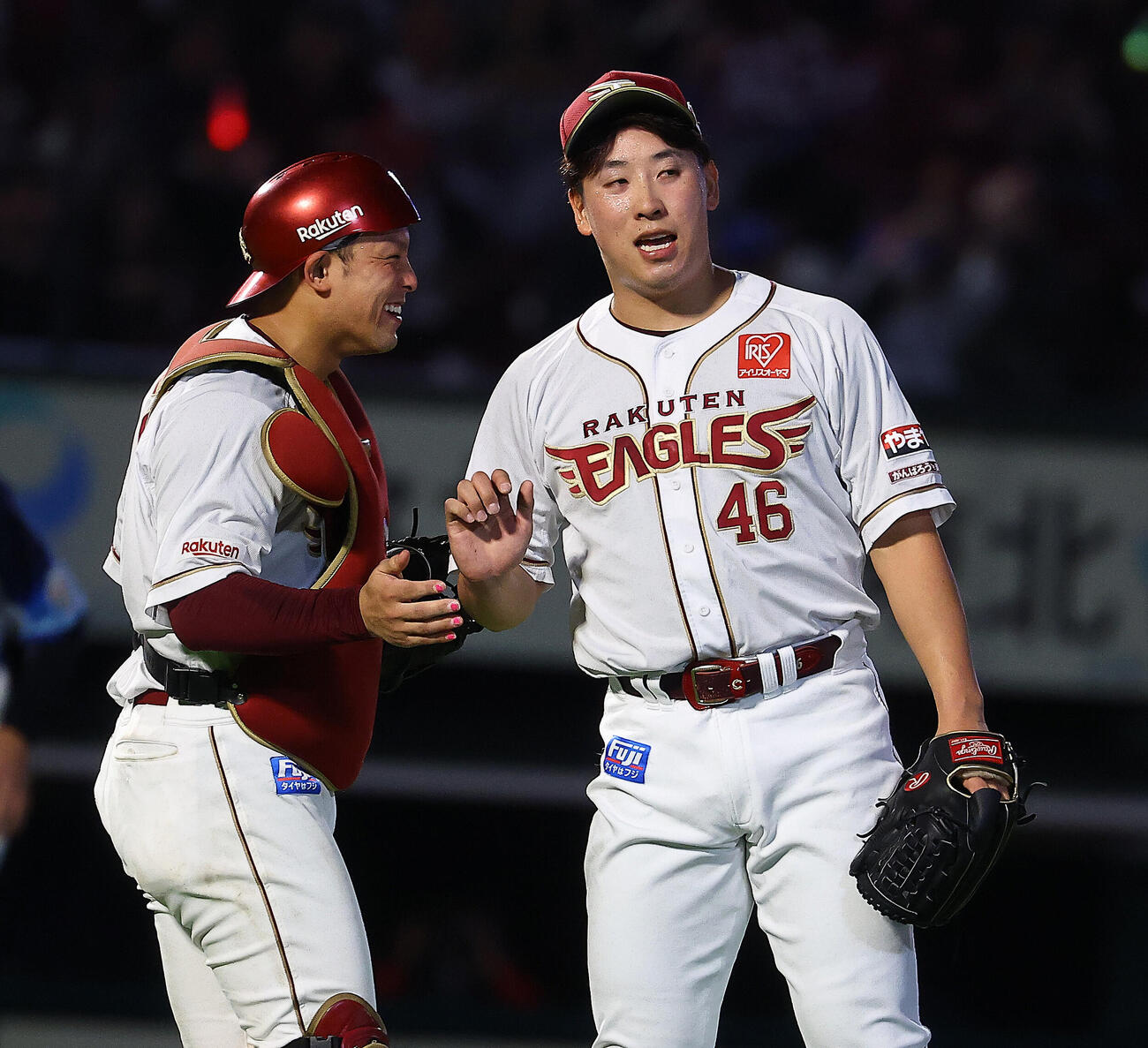 楽天対西武　勝利を喜ぶ楽天堀内謙伍（左）と藤平尚真（撮影・野上伸悟）