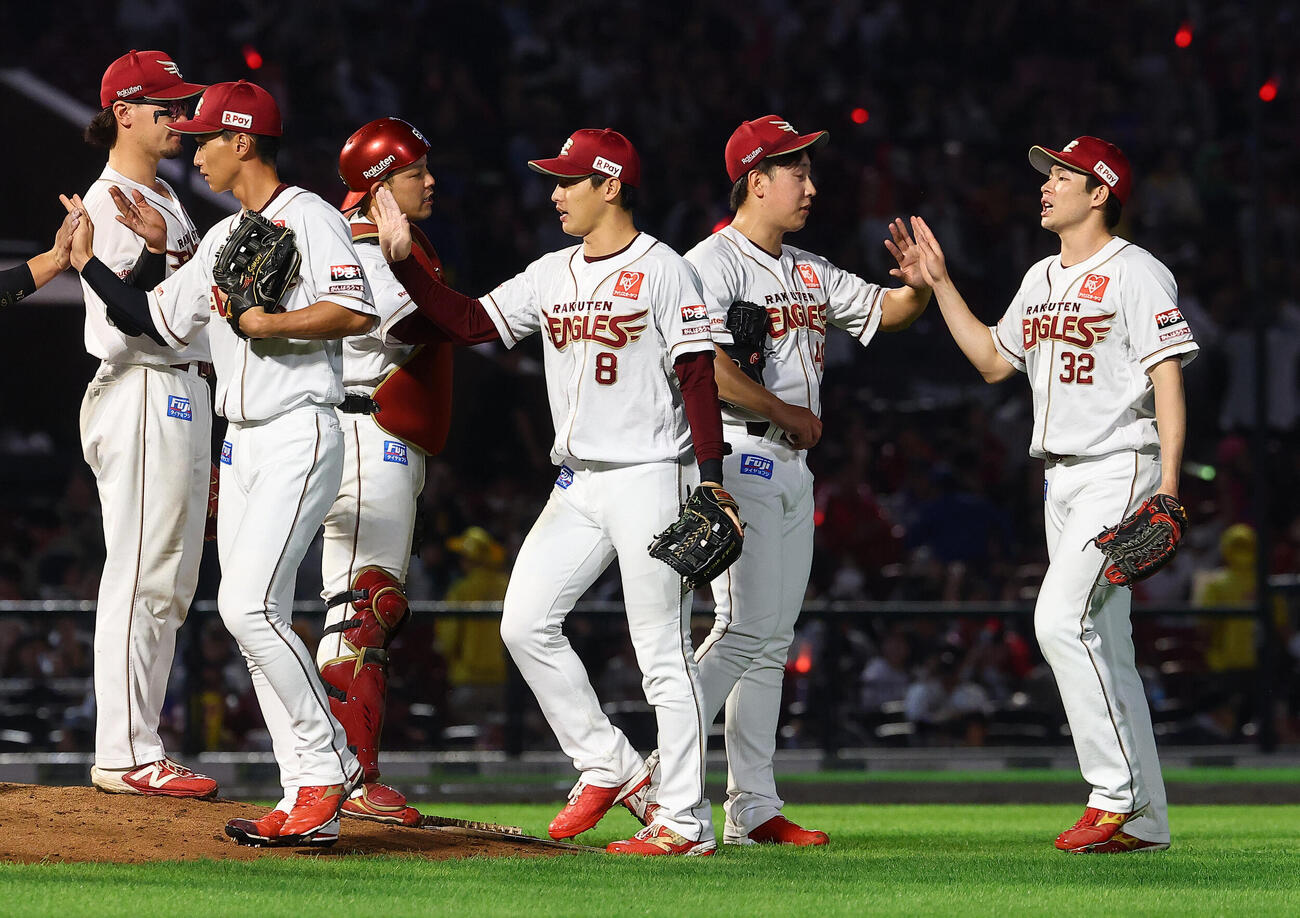 楽天対西武　勝利を喜ぶ楽天ナイン（撮影・野上伸悟）