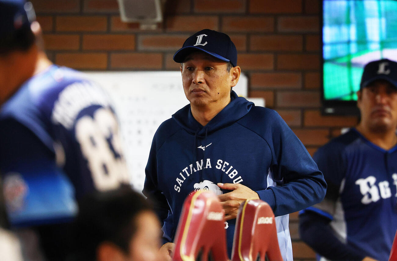 楽天対西武　8回裏を終えベンチに戻った平良海馬のもとに歩み寄る西武西口文也監督（撮影・野上伸悟）