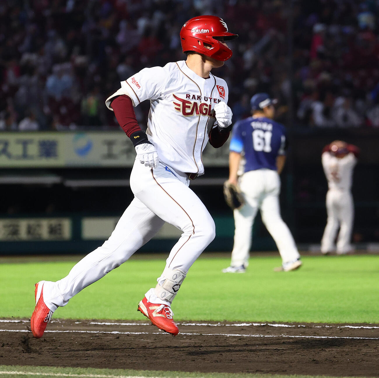 楽天対西武　8回裏楽天1死、平良海馬（奥）から先制本塁打を放つ辰己涼介（撮影・野上伸悟）