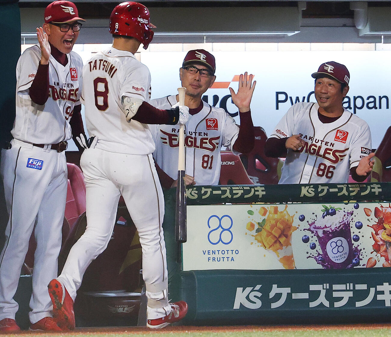 楽天対西武　8回裏楽天1死、先制本塁打を放った辰己涼介を迎える吉井理人監督（中央）ら（撮影・野上伸悟）
