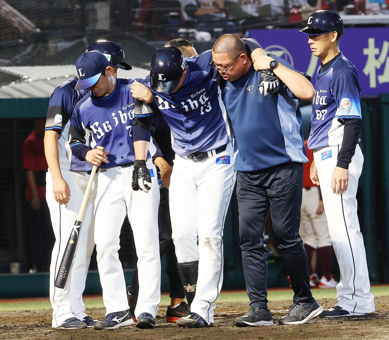 楽天対西武　8回表西武1死二塁、自打球で負傷しかつがれる林安可（撮影・野上伸悟）