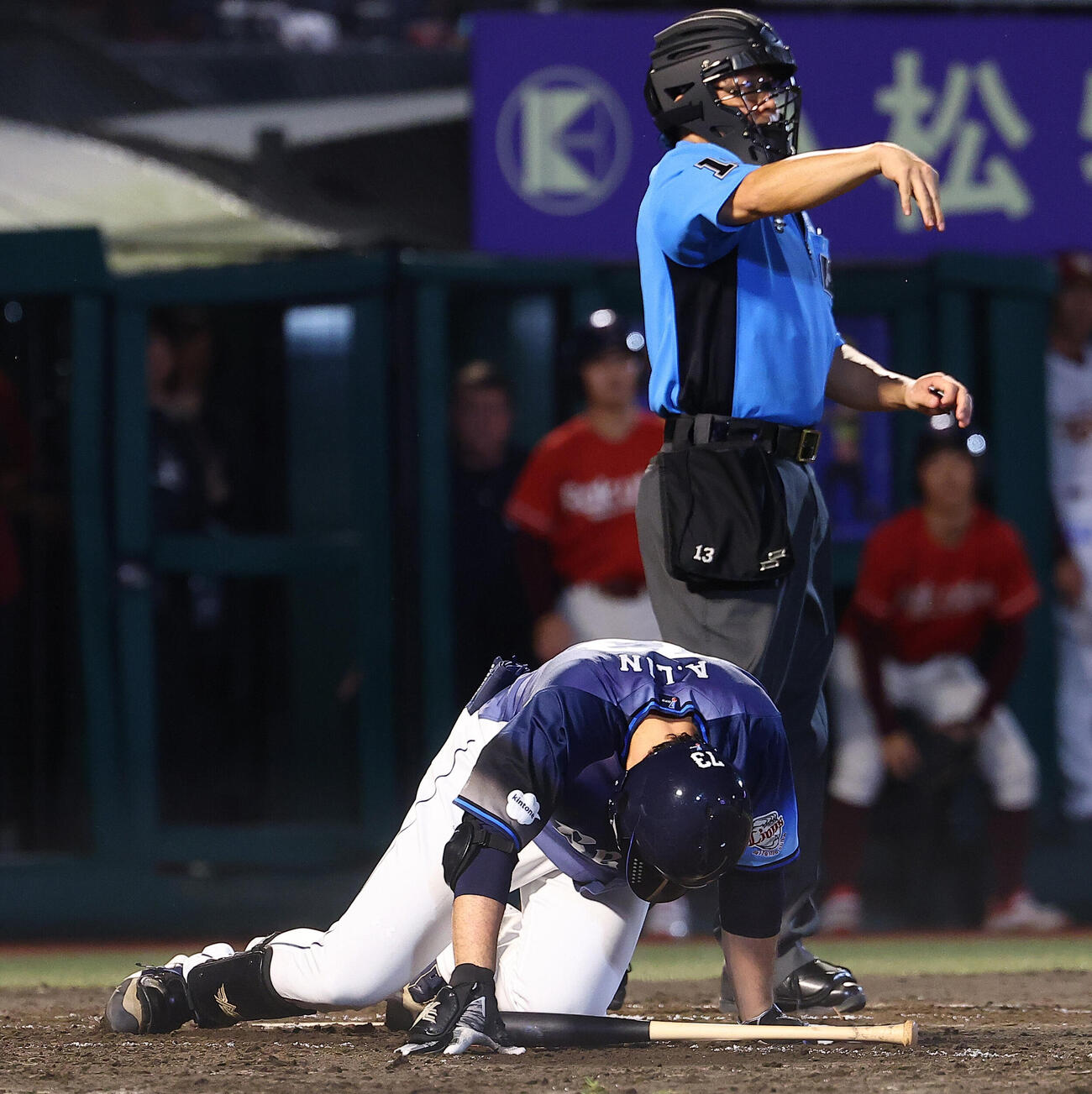 楽天対西武　8回表西武1死二塁、自打球で負傷する林安可（撮影・野上伸悟）