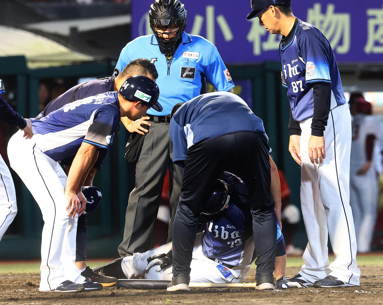 楽天対西武　8回表西武1死二塁、自打球で負傷する林安可（撮影・野上伸悟）