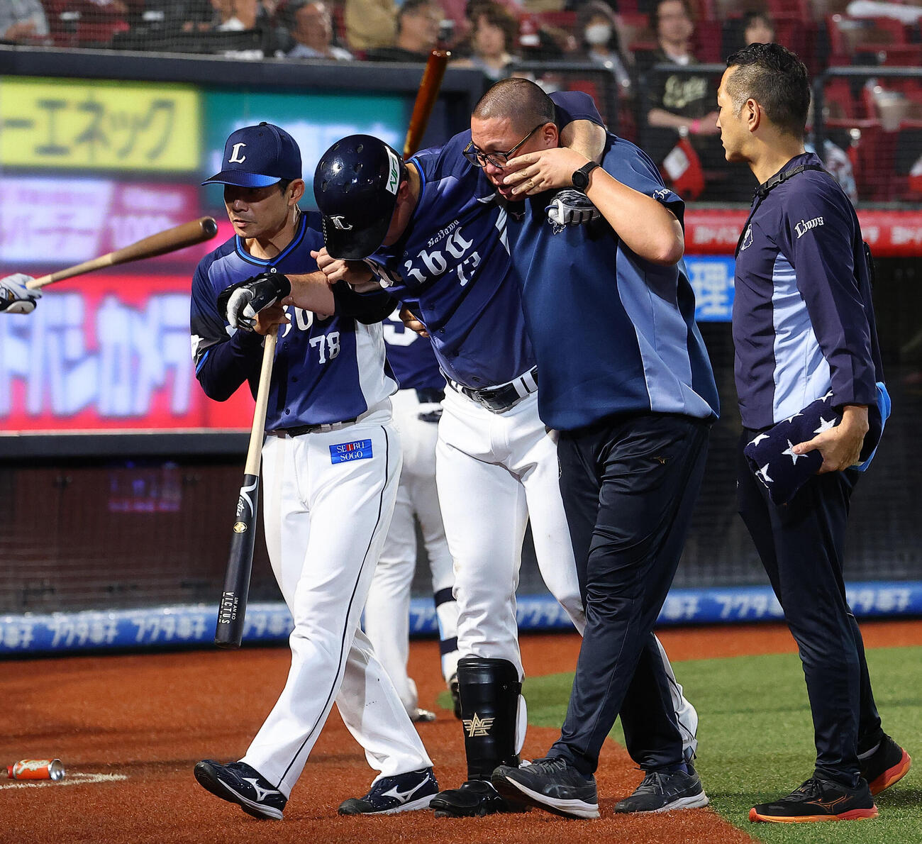 楽天対西武　8回表西武1死二塁、自打球で負傷しかつがれる林安可（撮影・野上伸悟）