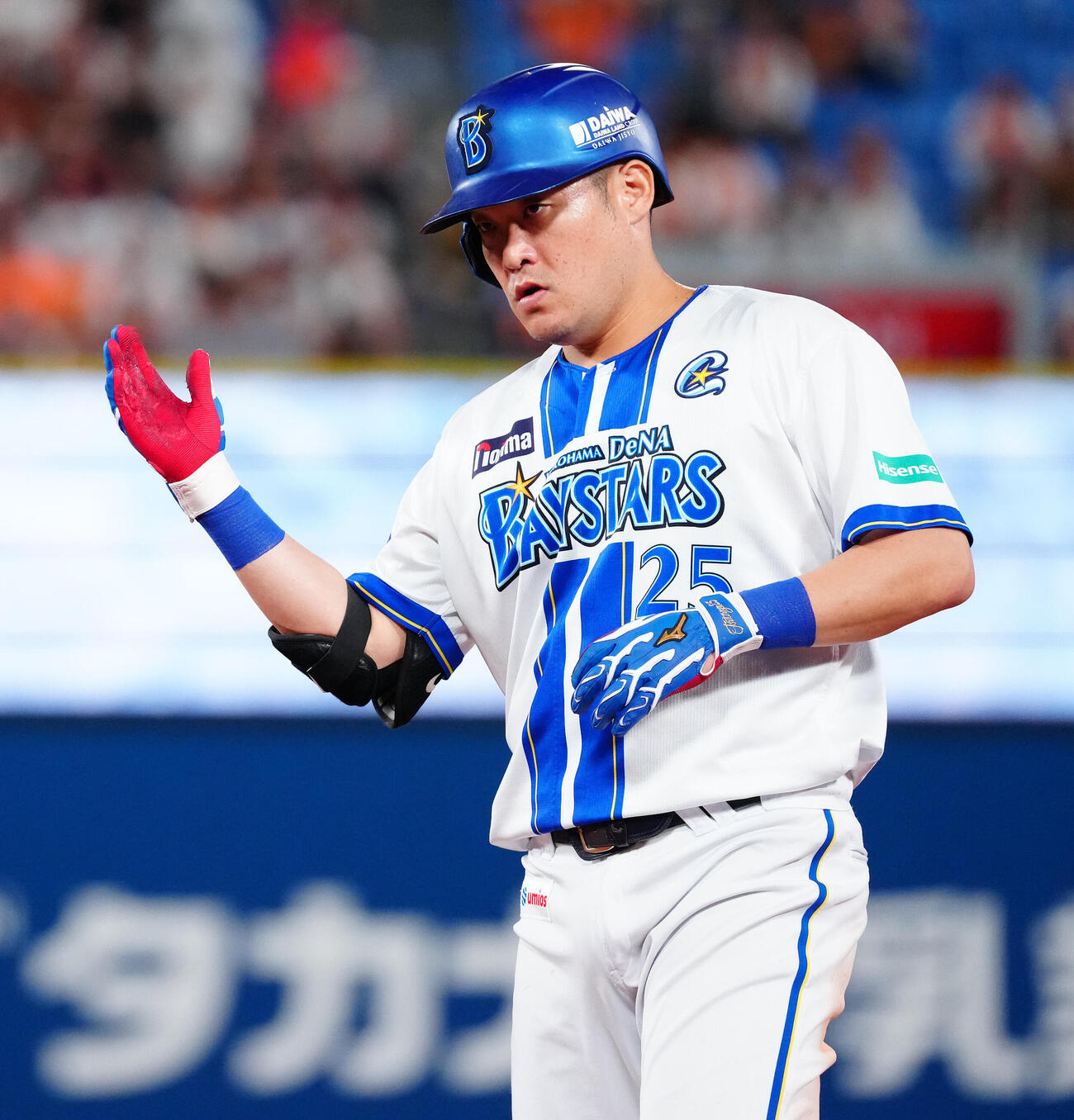 DeNA対巨人　7回裏DeNA2死三塁、適時打を放ち、ポーズを取る筒香嘉智（撮影・鈴木みどり）