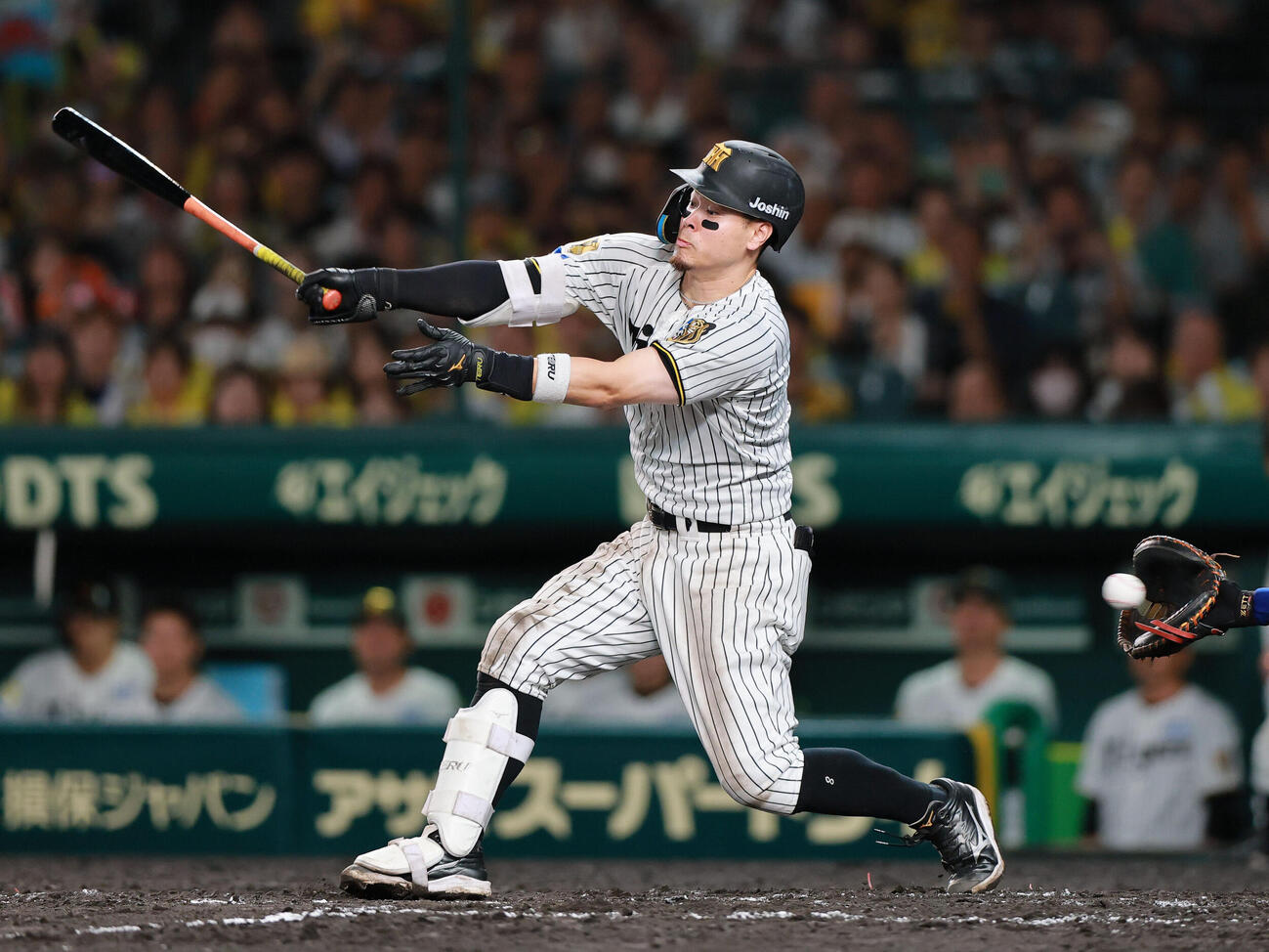 阪神対中日　7回裏阪神2死一塁、佐藤輝明は空振り三振に倒れる（撮影・上山淳一）