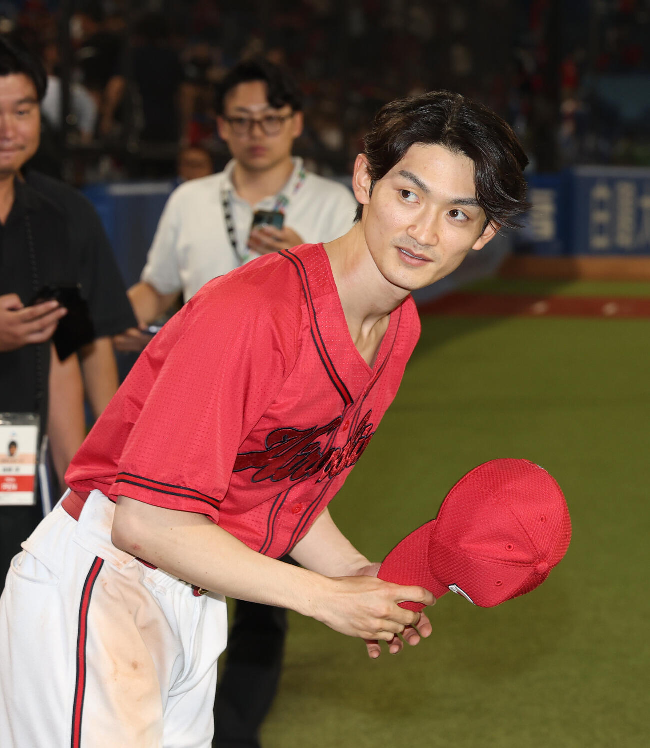 ヤクルト対広島　ヤクルトに勝利し、代走盗塁数日本記録を達成した辰見鴻之介はファンの声援に応えながら移動する（撮影・河田真司）