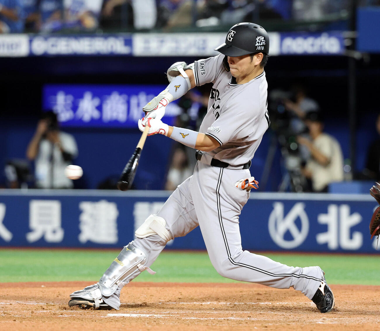 DeNA対巨人　5回表巨人2死一、二塁、大城卓三は中前打を放つ（撮影・浅見桂子）