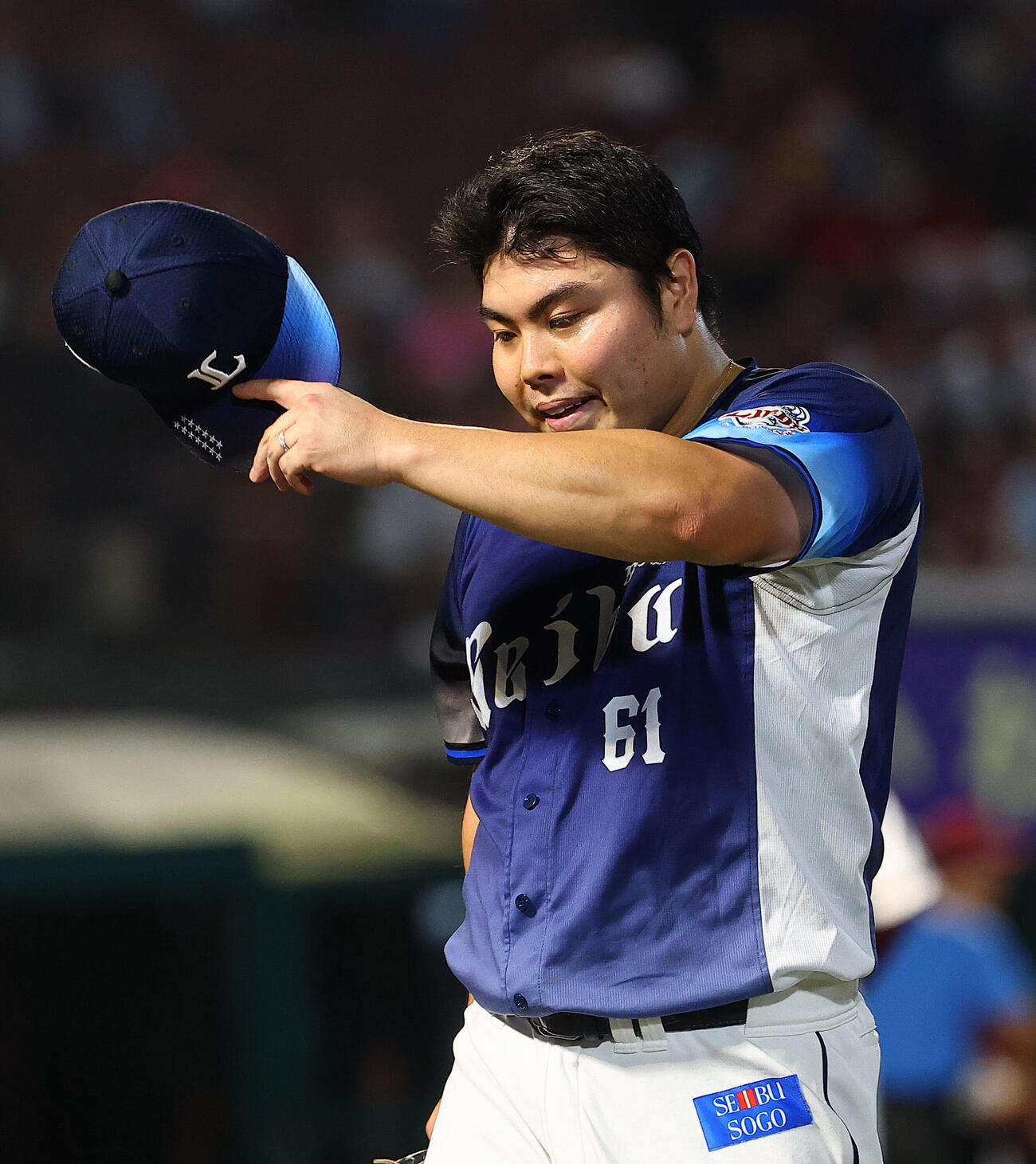 楽天対西武　8回裏を終えベンチに戻る西武平良海馬（撮影・野上伸悟）