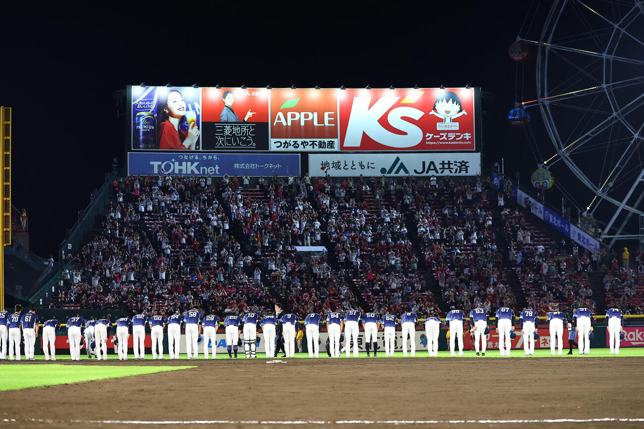 楽天対西武　楽天モバイル最強パーク宮城での今季最終戦を終え、観客にあいさつする西武の選手、スタッフ（撮影・野上伸悟）