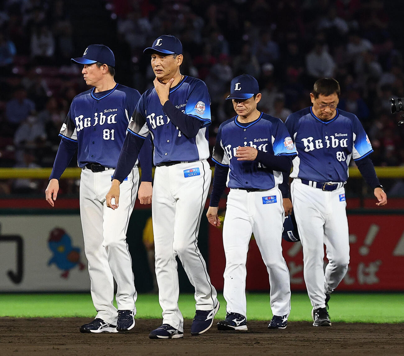 楽天対西武　楽天モバイル最強パーク宮城での今季最終戦を終え、ファンにあいさつし引き揚げる西武西口文也監督（左から2人目）ら（撮影・野上伸悟）