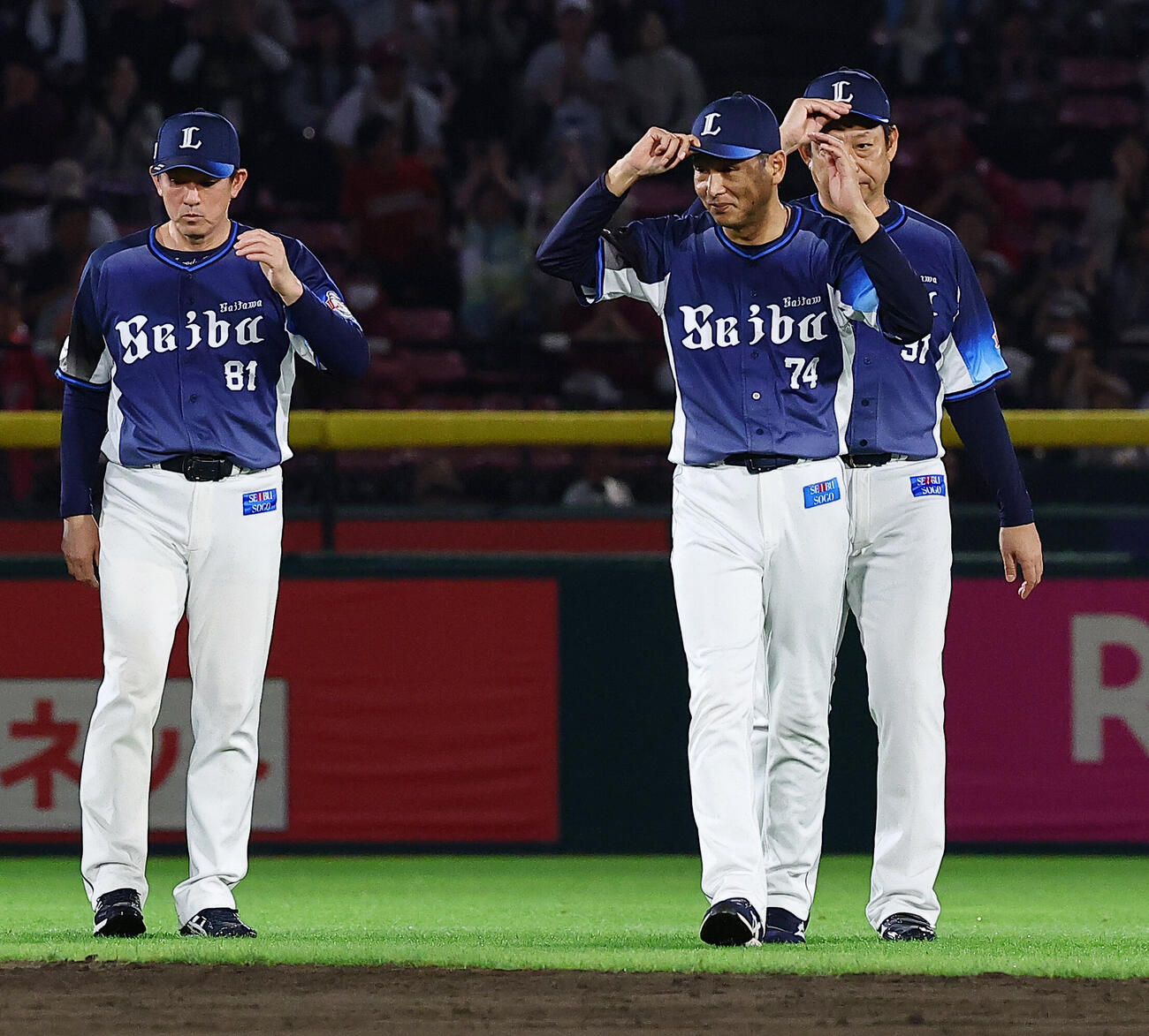 楽天対西武　楽天モバイル最強パーク宮城での今季最終戦を終え観客にあいさつし引き揚げる（手前右）ら（撮影・野上伸悟）