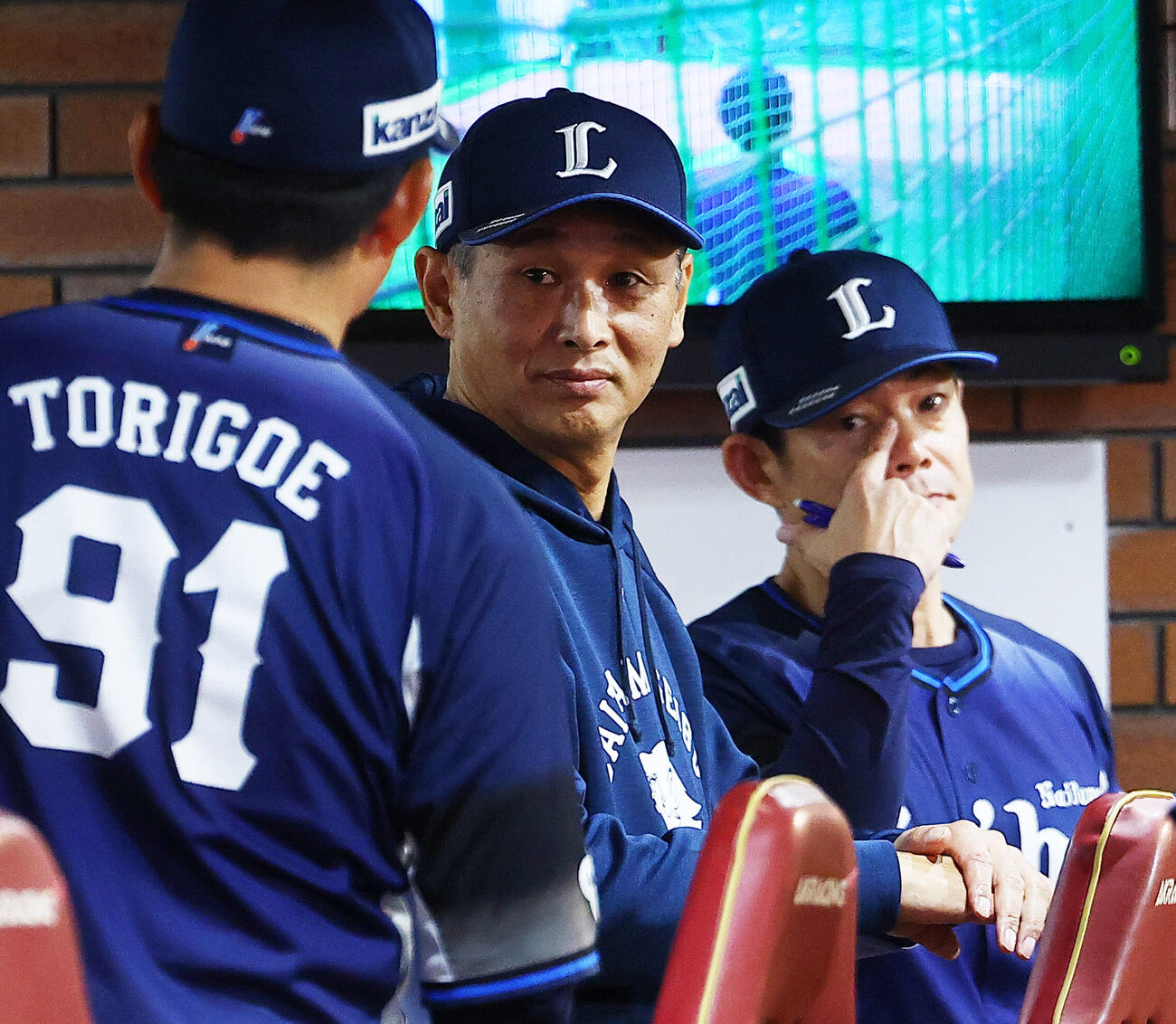楽天対西武　ベンチでコーチと話す西武西口文也監督（撮影・野上伸悟）