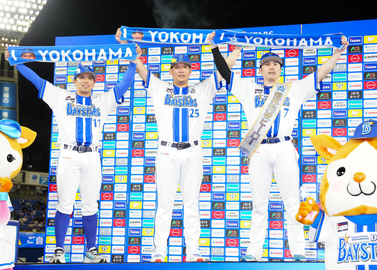 DeNA対巨人　ヒーローインタビューでタオルを掲げるDeNAの、左から東克樹、筒香嘉智、佐野恵太（撮影・鈴木みどり）