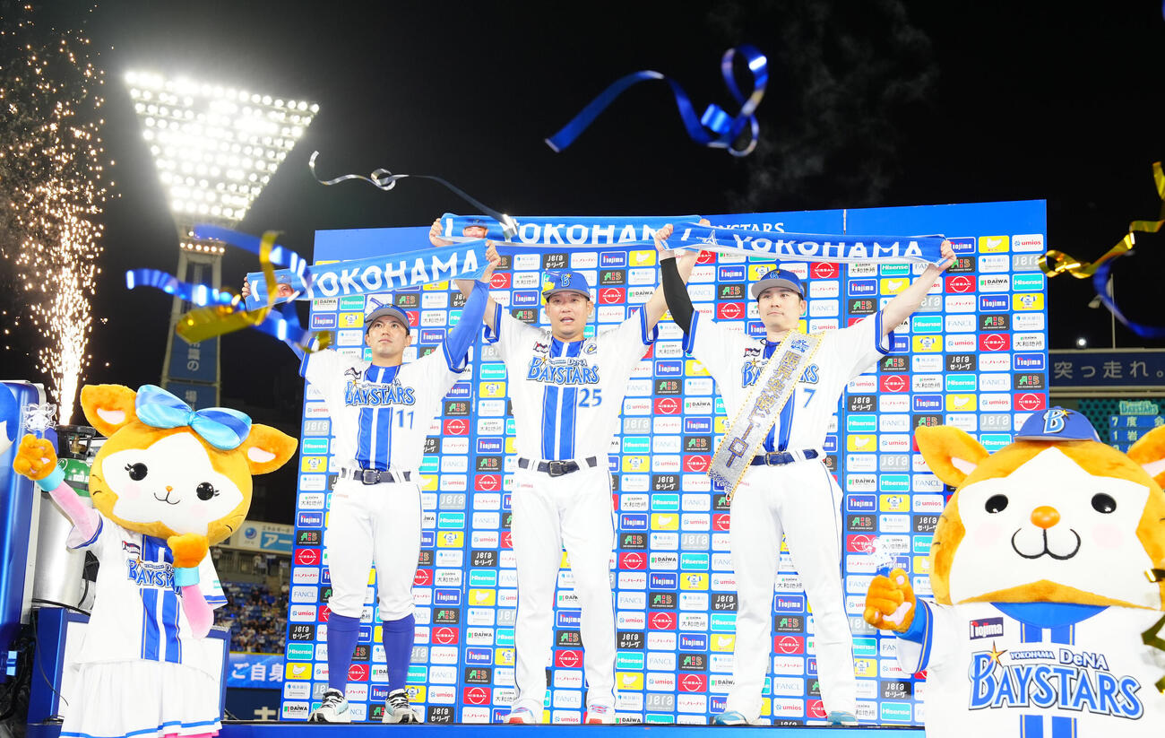 DeNA対巨人　ヒーローインタビューでタオルを掲げるDeNAの、左から東克樹、筒香嘉智、佐野恵太（撮影・鈴木みどり）