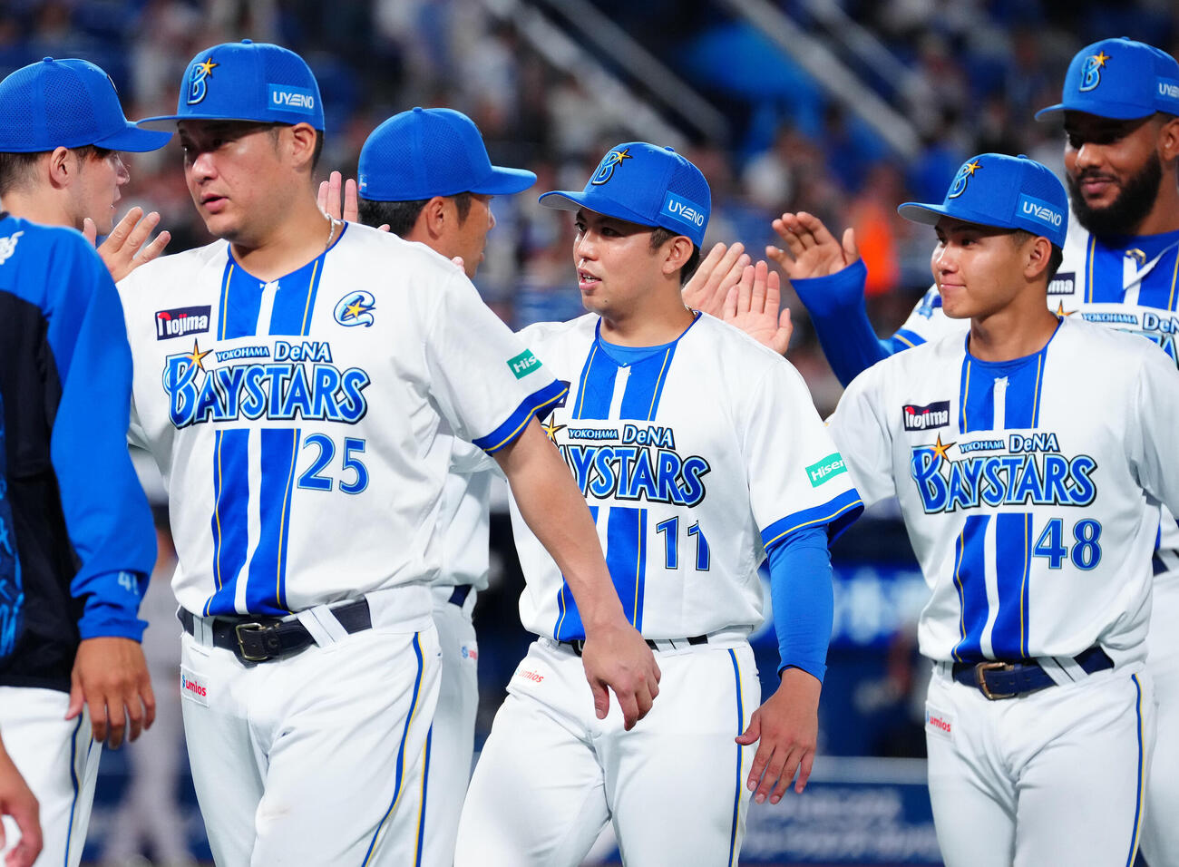 DeNA対巨人　巨人に勝利しタッチを交わすDeNA東克樹（中央）と筒香嘉智（左）（撮影・鈴木みどり）