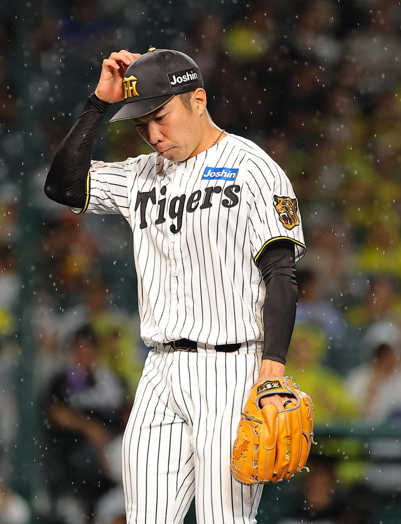 阪神対中日　6回、ミゲル・サノーに2点本塁打を浴びた石井大智はうつむきながらベンチに引き揚げる（撮影・上田博志）