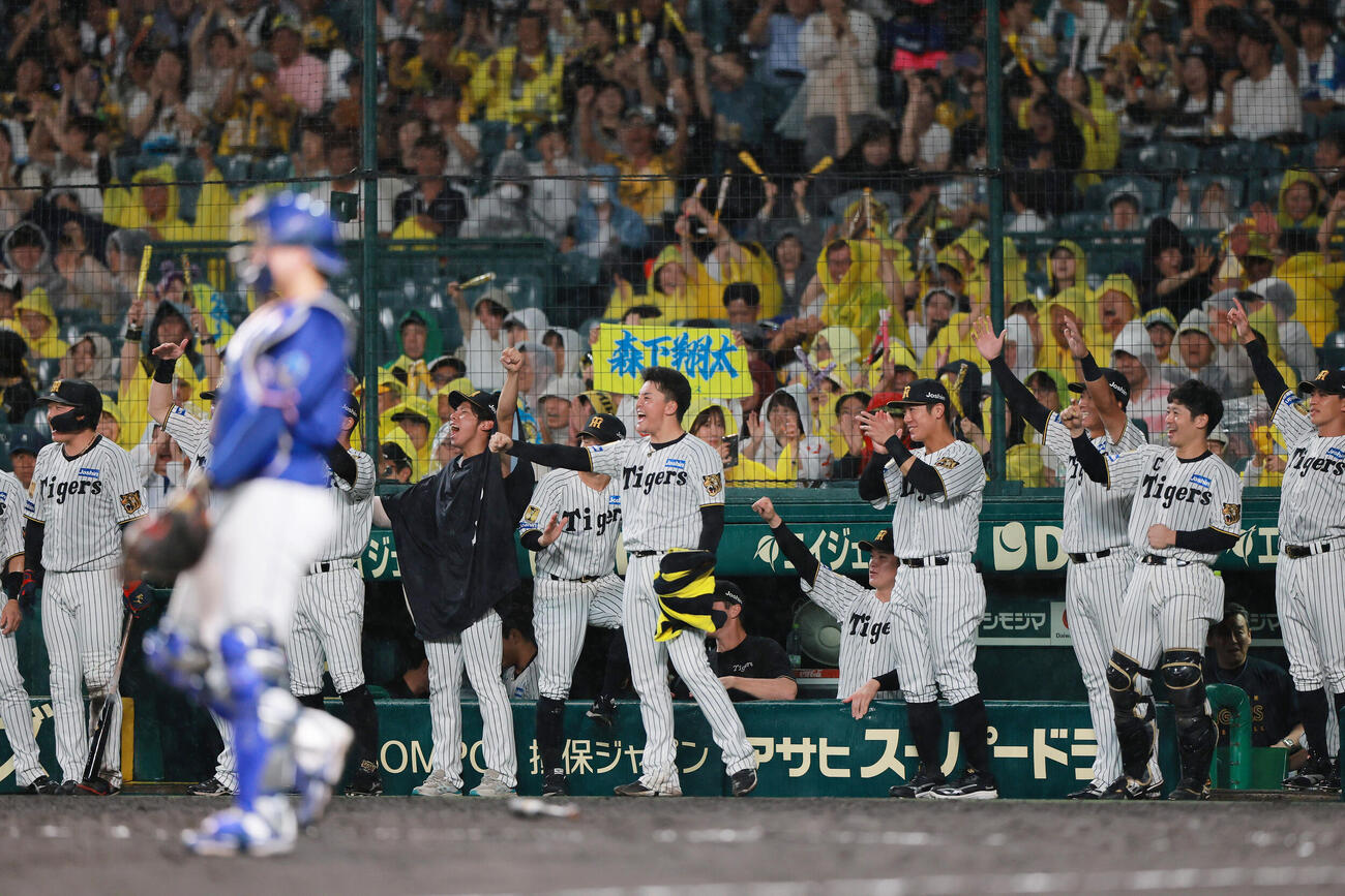 阪神対中日　5回裏阪神1死二塁、森下翔太の適時打で盛り上がる阪神の選手ら（撮影・上山淳一）