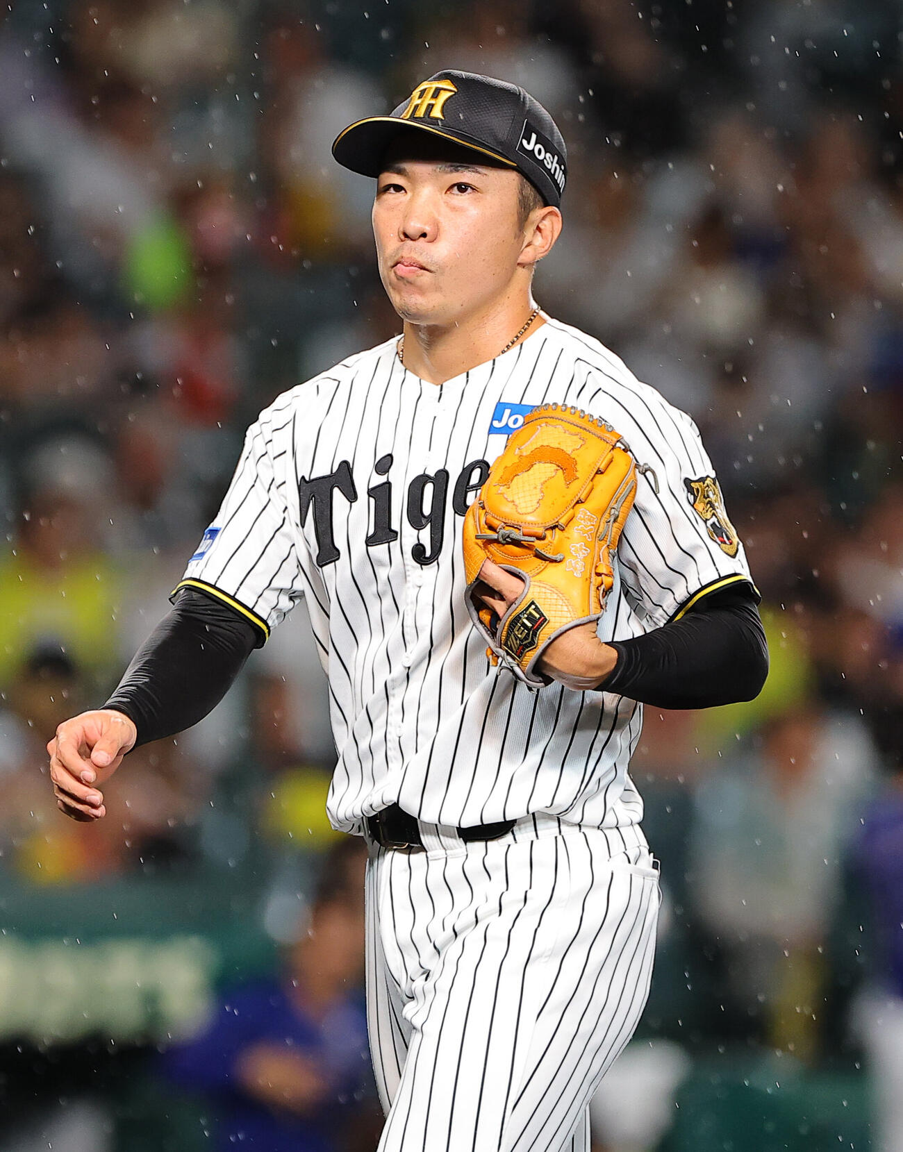 阪神対中日　6回、ミゲル・サノーに2点本塁打を浴びた石井大智は悔しそうな表情でベンチに引き揚げる（撮影・上田博志）